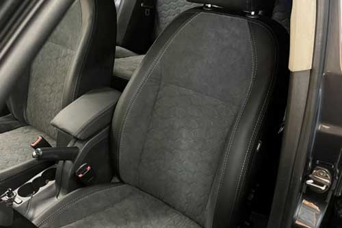 Чехлы на Skoda Octavia A5 из экокожи и итальянской алькантары с прошивкой соты Sport 3