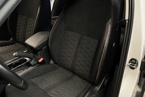 Чехлы на Skoda Octavia A7 из экокожи и алькантары с прострочкой соты и полосой по центру