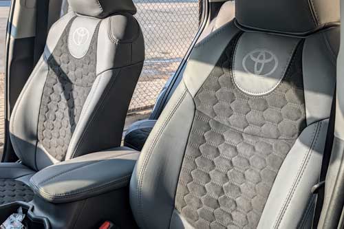 Чехлы на Toyota RAV4 XA50 (Тайота РАВ4 5 пок.) из экокожи и итальянской алькантары