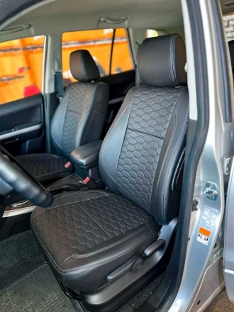 Чехлы на Suzuki Grand Vitara II (Сузуки Гранд Витара 2) из экокожи Sport 3 с прострочкой соты