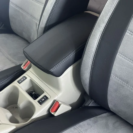 Чехлы на Nissan Rogue Sport III (Ниссан Рог Спорт 3) из экокожи и антары ELA2020P