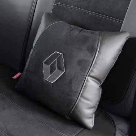 Подушка в авто с лого Renault квадратная из экокожи и антары черная EMC