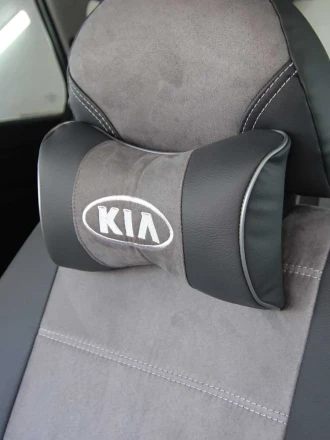 Подушка на подголовник EMC из экокожи и антары серая с лого KIA