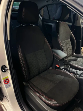 Чехлы на Skoda Octavia A7 из экокожи и алькантары с прострочкой соты и полосой по центру Comfort Plus 3