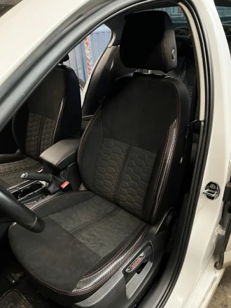 Чехлы на Skoda Octavia A7 из экокожи и алькантары с прострочкой соты и полосой по центру Comfort Plus 3