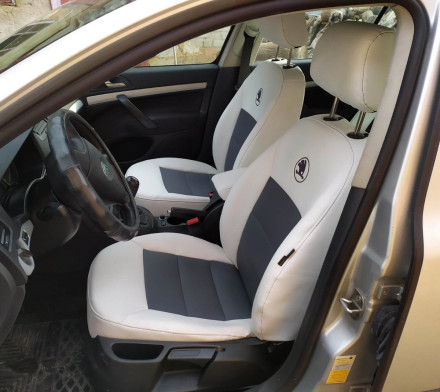 Чехлы на Skoda Octavia A5 (Шкода Октавия А5) из белой экокожи