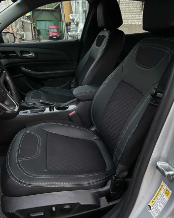 Чехлы на Chevrolet Malibu VIII (Шевроле Малибу 8) из экокожи и ткани с тиснением Comfort 1