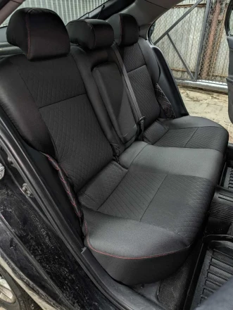 Чехлы на Mitsubishi Lancer X из ткани с тиснением по центру и боковыми вставками