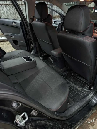 Чехлы на Mitsubishi Lancer X из ткани с тиснением по центру и боковыми вставками