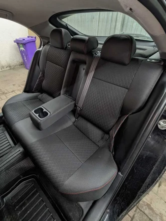 Чехлы на Mitsubishi Lancer X из ткани с тиснением по центру и боковыми вставками