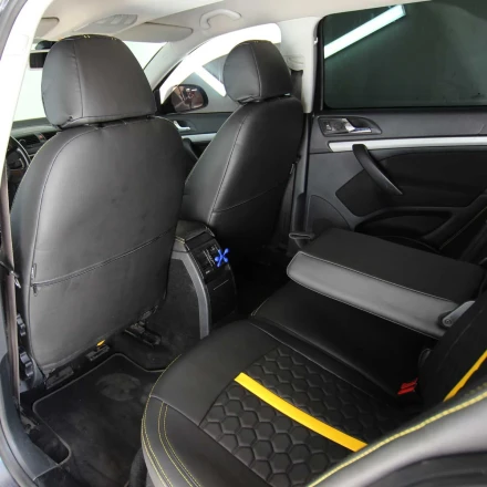 Чехлы на Skoda Octavia A5 (Шкода Октавия А5) из экокожи ES черные с желтой полосой