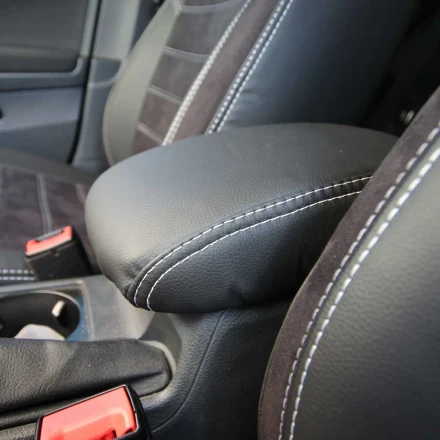 Чехлы на Volkswagen Golf VII и E-Golf (Фольксваген Гольф 7) из экокожи и антары EcoLazer+Antara белая нить