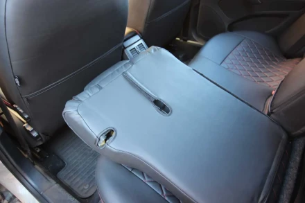 Чехлы на Skoda Octavia A5 из экокожи Eco Prestige красная нитка