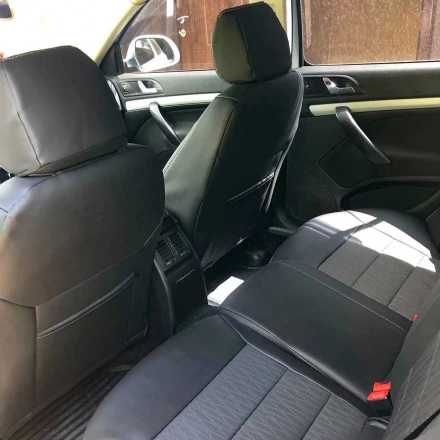 Авточехлы на Skoda Octavia A5 из экокожи и гобелена черно-серые