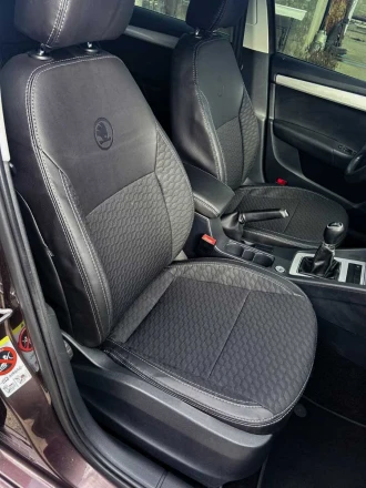 Чехлы на Skoda Octavia A7 (Шкода Октавия А7) из экокожи и ткани с тиснением Comfort Plus 3