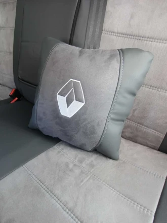 Подушка в авто с лого Renault квадратная из экокожи и антары серая EMC