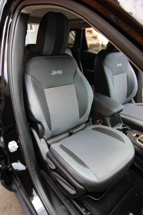 Чехлы на Jeep Grand Cherokee из экокожи и ткани Vip Elite