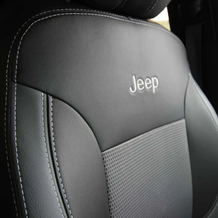 Чехлы на Jeep Grand Cherokee из экокожи и ткани Vip Elite