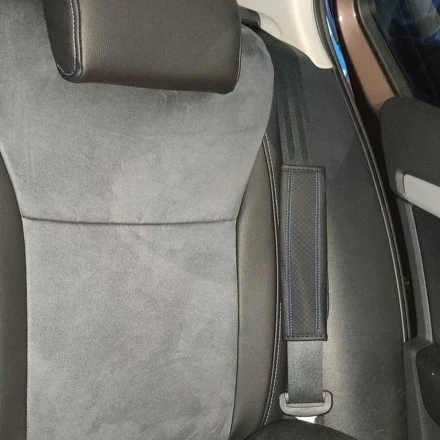 Чехлы на Skoda Octavia A7 из экокожи и антары черные с лого