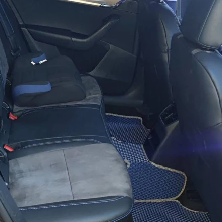 Чехлы на Skoda Octavia A7 из экокожи и антары черные с лого