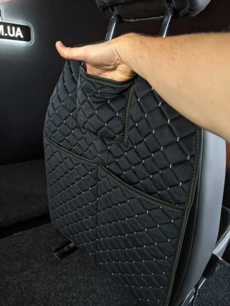 Накидка защита от детских ног на заднюю спинку с органайзером из алькантары чорный ромб