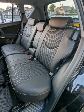 Чехлы на Toyota RAV4 XA30 (Тойота РАВ4 3 пок) из экокожи и ткани с тиснением ромб