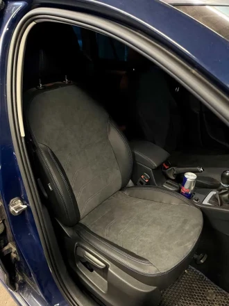 Чехлы на Skoda Octavia A7 из экокожи и итальянской алькантары Sport 3 черные