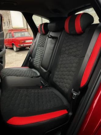 Чехлы на Hyundai Tucson IV из экокожи и алькантары с прошивкой соты Sport 3