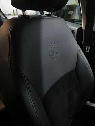 Чехлы на Skoda Octavia A7 (Шкода Октавия А7) из экокожи и антары Comfort Plus 3 черные