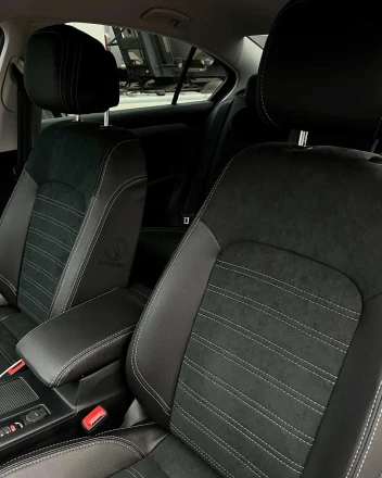 Чехлы на Volkswagen Passat B8 (Фольксваген Пассат Б8) из экокожи и алькантары Sport 3
