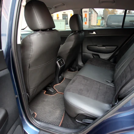 Чехлы на Kia Sportage IV QL из экокожи и антары ELA2020P серо-черные