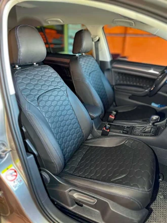 Чехлы на Volkswagen E-Golf (Фольксваген Е-Гольф) из экокожи с прошивкой соты Sport 3