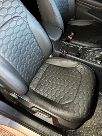 Чехлы на Volkswagen E-Golf (Фольксваген Е-Гольф) из экокожи с прошивкой соты Sport 3