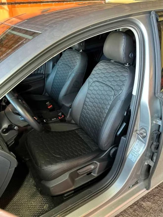 Чехлы на Volkswagen E-Golf (Фольксваген Е-Гольф) из экокожи с прошивкой соты Sport 3