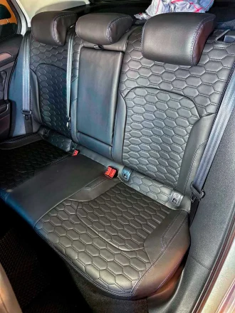 Чехлы на Volkswagen E-Golf (Фольксваген Е-Гольф) из экокожи с прошивкой соты Sport 3