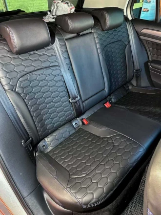 Чехлы на Volkswagen E-Golf (Фольксваген Е-Гольф) из экокожи с прошивкой соты Sport 3