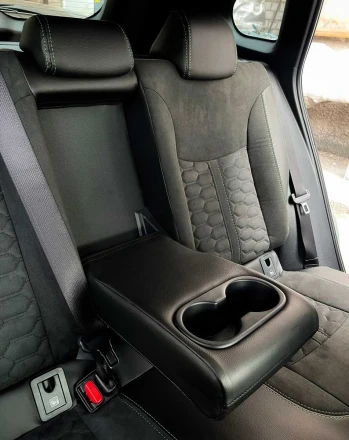 Чехлы на Toyota Corolla Cross из экокожи и итальянской алькантары  с прошивкой соты Sport 3