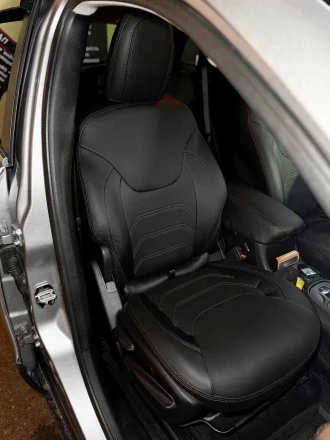 Чехлы на Jeep Cherokee KL (Джип Чероки КЛ) из экокожи с выгнутой прострочкой Comfort 3