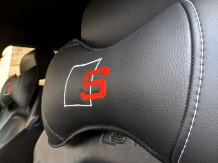 Подушка для подголовника из экокожи с логотипом