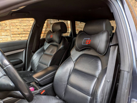 Подушка для подголовника из экокожи с логотипом